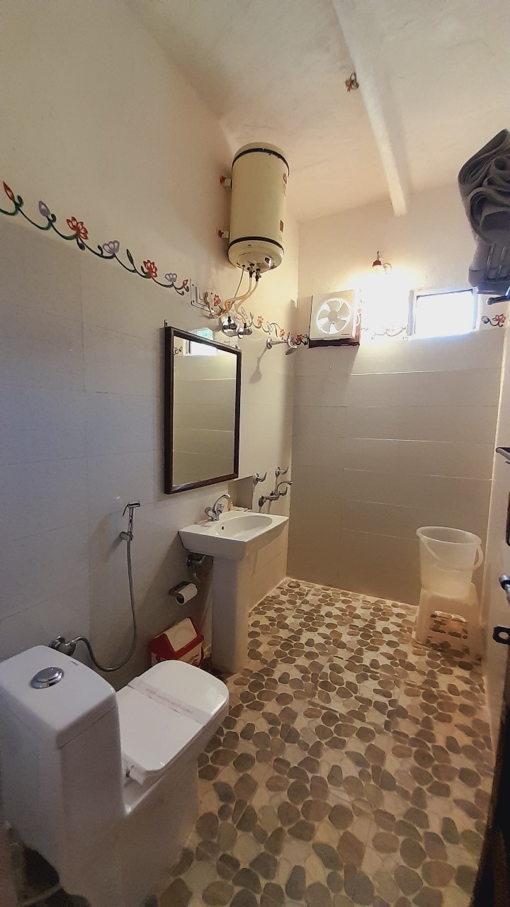 Budget-Friendly First Floor Quadruple Occupancy Deluxe Room - washroom 1