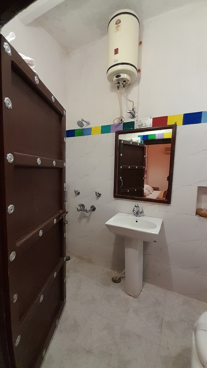 First Floor Deluxe Room - washroom 2