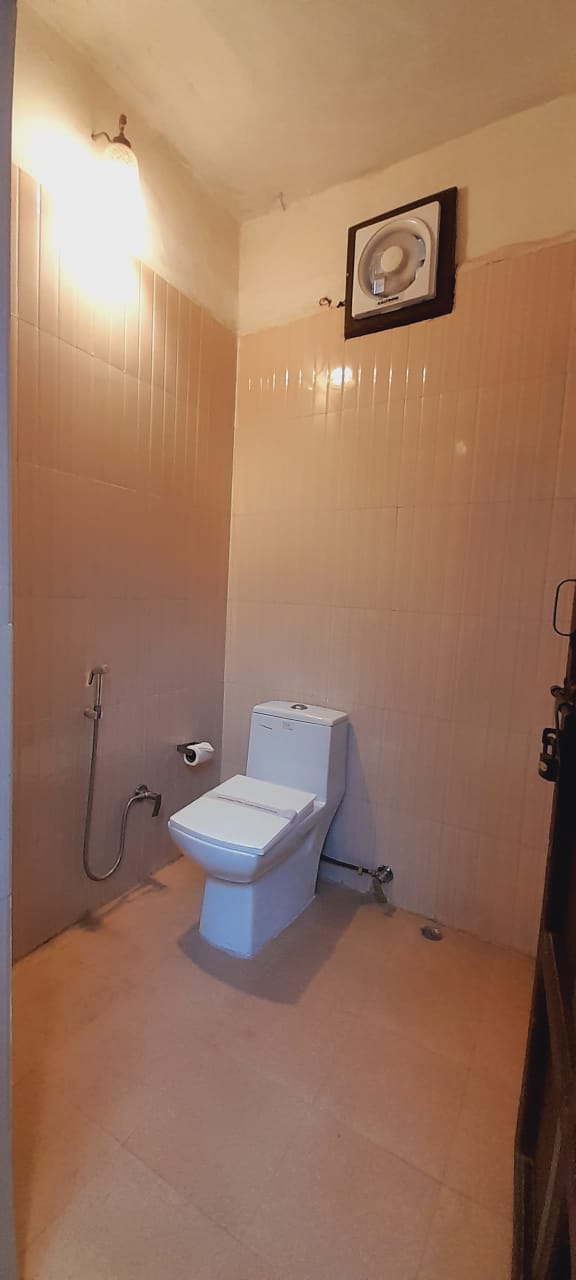 Radha Krishna Royale Suite with Splash Pool - washroom 7