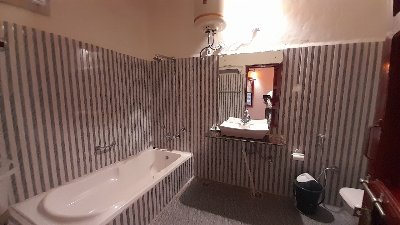 Sohni Mahiwal Quadruple Occupancy Premium First Floor Room - washroom 4
